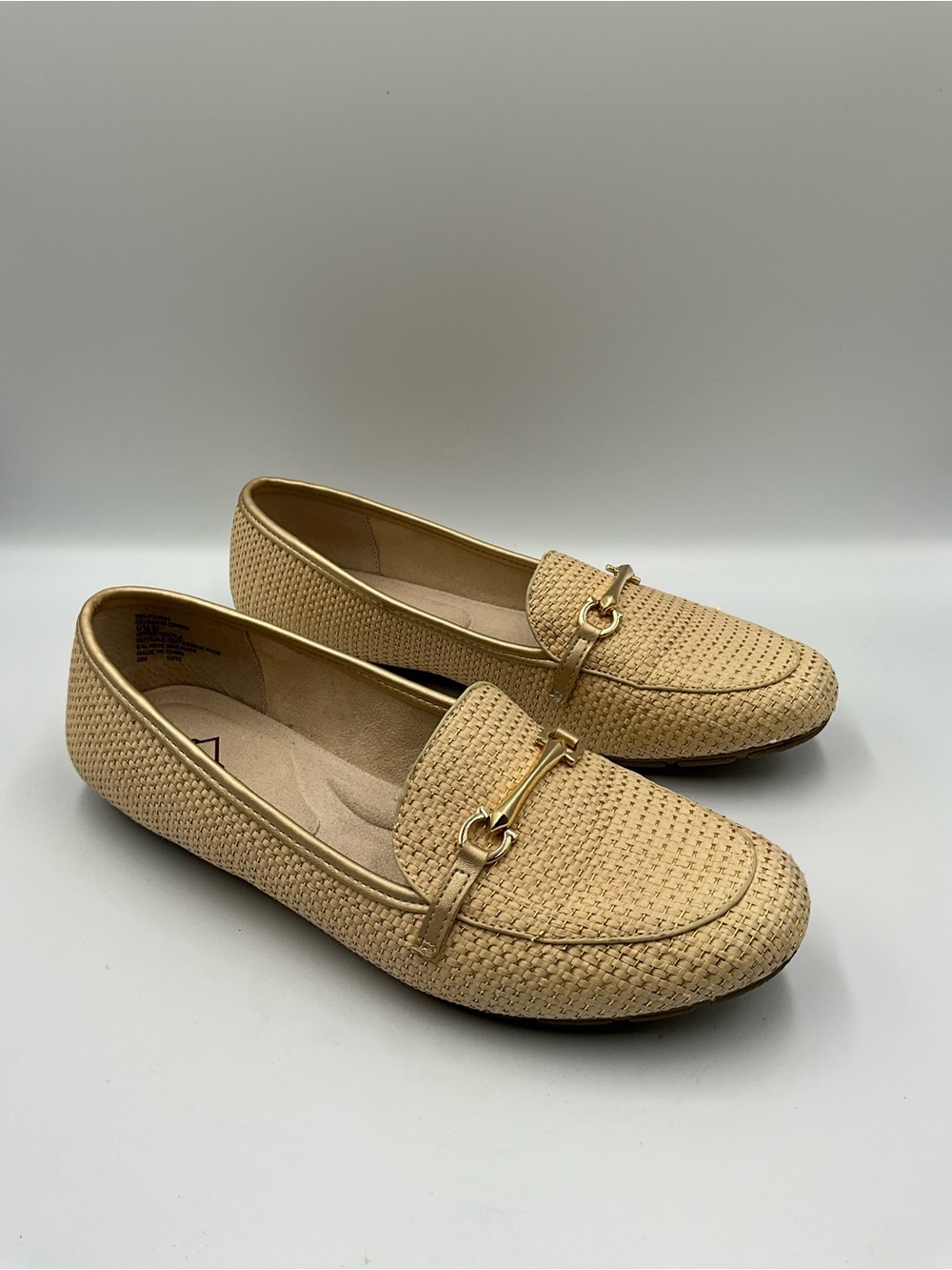 Cliffs by WHITE MOUNTAIN Loafers Size 9.5 Beige Woven Loafers with Gold Accent